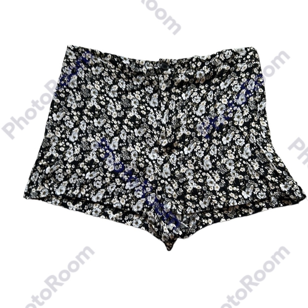 FOREVER 21 | Floral Shorts Black/White Lightweight High Rise Girly Feminine M‎